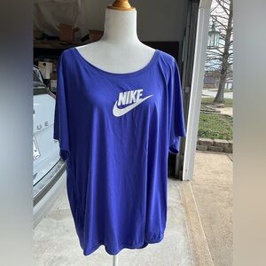 Nike Women's Blue Top. Size 2X. Great color. Rounded hem. Like new condition